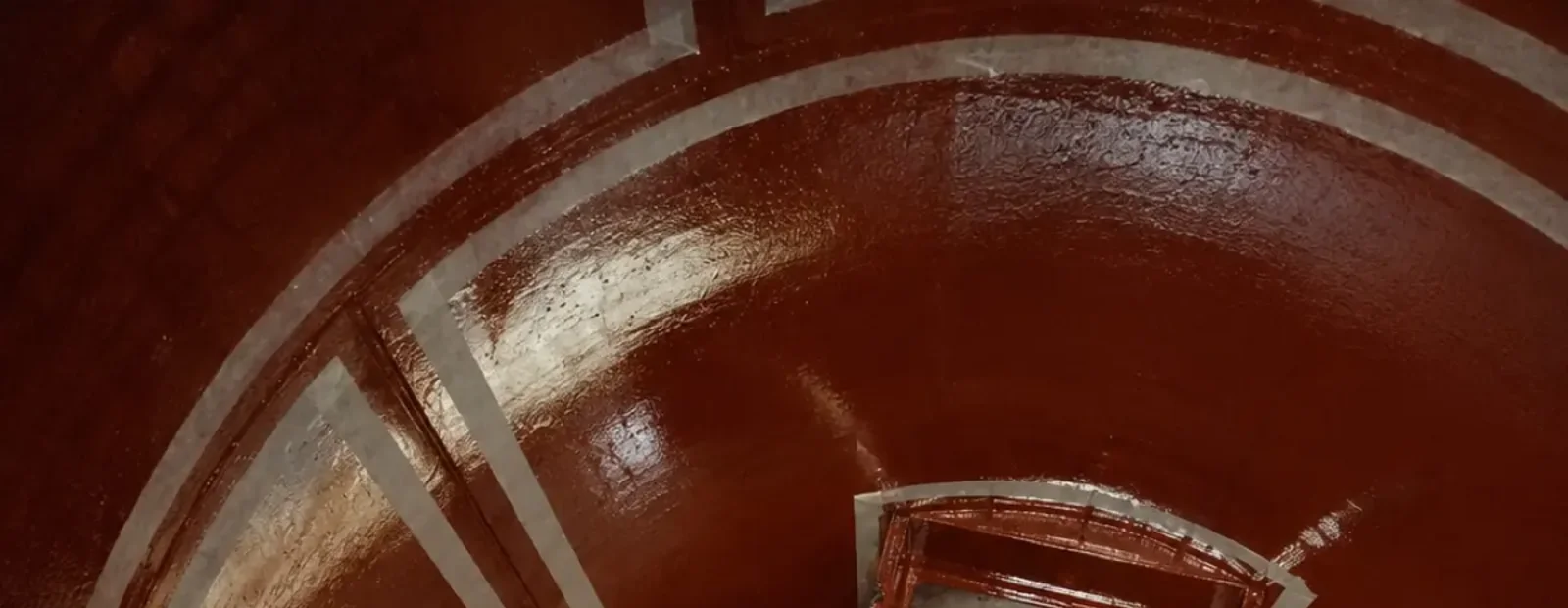 Operario de Codesin aplicando revestimiento interior en tanque de almacenamiento